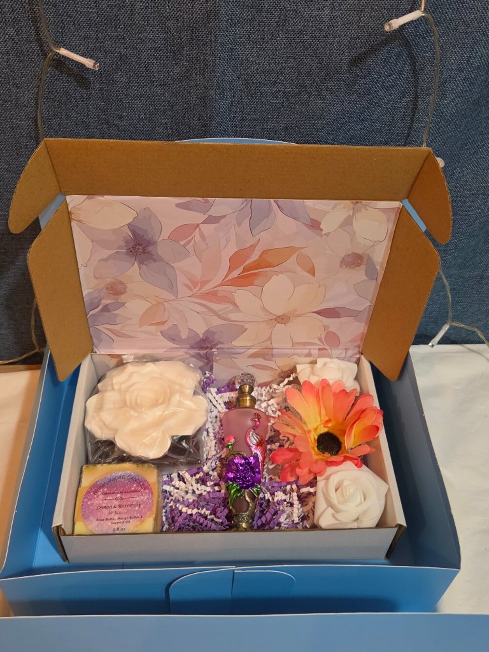 Luxe Body Oil Spa Bundle 30ml Vintage Glass Bottle, Flower Diffuser & Soap - Picture 6 of 14